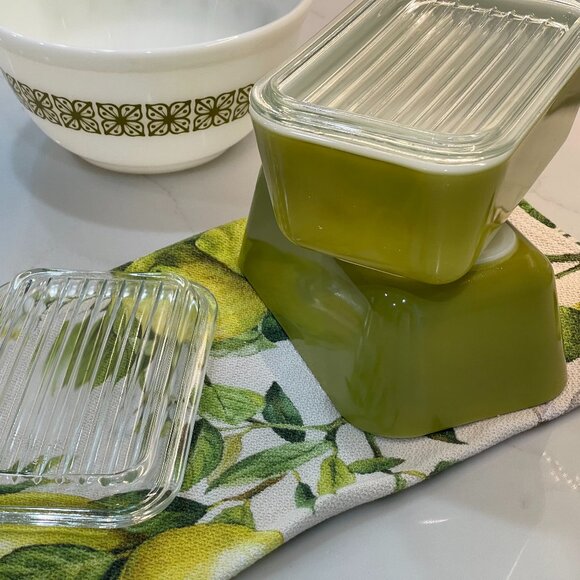 4-Pc 1960s Pyrex Refrigerator Dishes with Lids- Super shape Vintage! - Picture 3 of 16